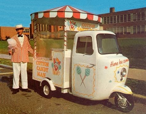 an original food (?) truck! Cushman Truckster, Cake Presentation, Vespa Ape, Candy Car, Kombi Motorhome, Candy Man, Piaggio Ape, Mini Bikes, Ice Cream Van