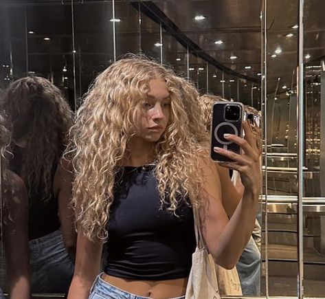 Cool Toned Blonde Curly Hair, Blonde Beach Curls, Sandy Blonde Curly Hair, Curly Blonde Hair Girl, Golden Blonde Curly Hair, Blonde Inspo Hair, Dark Blonde Curly Hair, Dirty Blonde Curly Hair, Blonde Perm