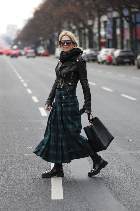 Scottish Skirt Outfit, Plaid Skirt Outfits, Tartan Skirt Outfit, Scottish Skirt, Tartan Midi Skirt, Blazer Rose, Long Plaid Skirt, Plaid Skirt Set, Rok Outfit