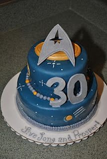 Star Trek theme <3 Star Trek Happy Birthday, Fandom Cakes, Star Trek Cake, Star Trek Birthday, Star Trek Party, 50 Cake, Star Trek Wedding, Star Trek Theme, Galaxy Decor