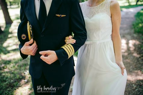 Pilot Wife Aesthetic, Pilot Husband Aesthetic, Pilot Proposal, Pilot And Flight Attendant Couple, Pilot Uniform Airline, Airport Couple, Pilot Dream, Pilots Wife, Aviation Wedding Theme