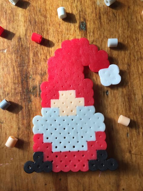 Gnome Fuse Beads, Pisla Ideas Christmas, Peeler Bead Ornaments, Xmas Perler Bead Patterns, Santa Perler Beads, Christmas Melty Beads Patterns, Christmas Melty Beads, Gnome Perler Bead Patterns, Gnome Perler Beads