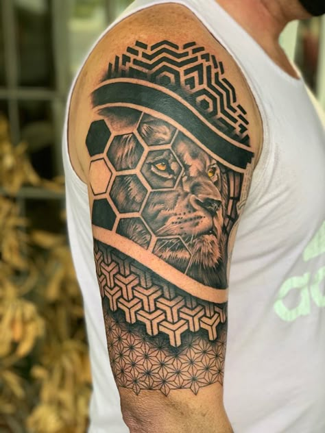 Bicep Lion Tattoo, Tattoo Designs Men Bicep, Geometric Lion Tattoo Design, Geometric Tattoo Design Men, Geometric Tattoo Men, Geometric Arm Tattoo, Lion Tattoo Men, Mandala Lion Tattoo, Biceps Tattoo