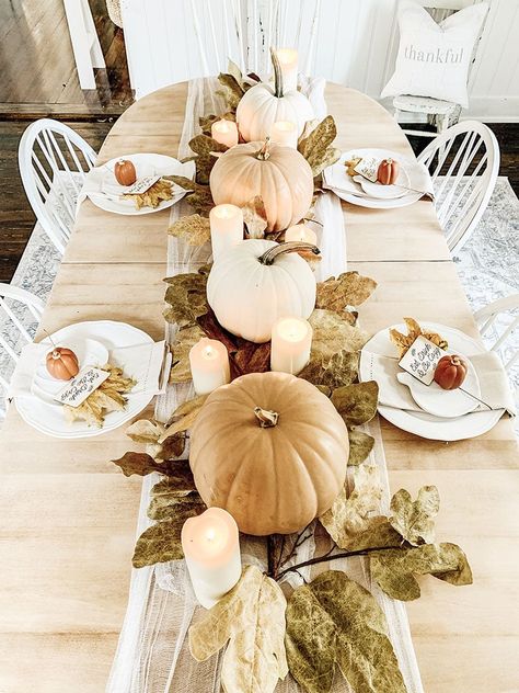 Easy Farmhouse Thanksgiving Tablescape on a budget. Thanksgiving Decorations Ideas #homedecor #farmhousethanksgiving Budget Thanksgiving, Boho Thanksgiving, Easy Thanksgiving Decorations, Thanksgiving Decorations Diy Table, Thanksgiving Tabletop Decor, Thanksgiving Decorations Outdoor, Thanksgiving Party Decor, Farmhouse Thanksgiving, Simple Table Settings