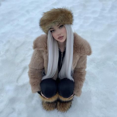 Fur Hat Outfit, Winter Outfits Snow, Winter Mode Outfits, Snow Photoshoot, Russian Winter, Winter Princess, Winter Photoshoot, Snow Outfit, Bunny Outfit