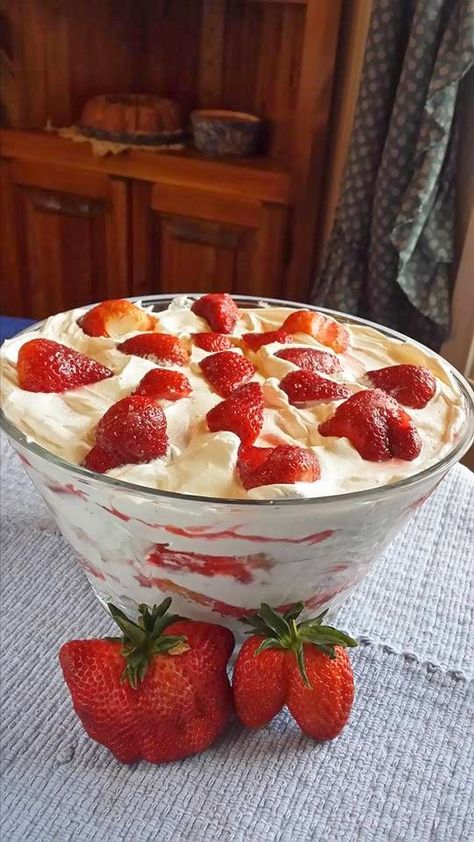 Punch Bowl Cake Recipe, Punch Bowl Cake, Platter Ideas, Strawberry Shortcake Recipes, Bowl Cake, Trifle Recipe, Strawberry Pie, Pudding Desserts, Punch Bowls