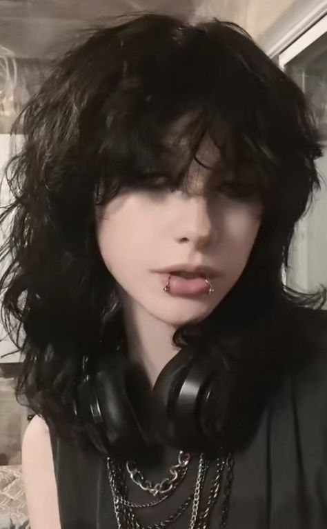 Emo Girl Face Claims, Nonbinary Long Hairstyles, Haircut Ideas For Medium Hair Wavy, 90s Hair Grunge, Women My Type, Alt Wolfcut Hair, Black Wolfcut With Bangs, Alt Long Haircuts, Shag Hairstyles Women