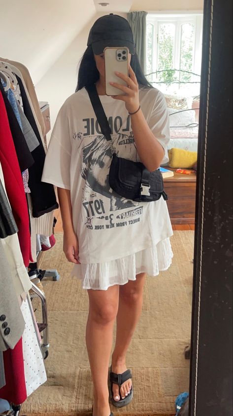 Oversized Polo Outfit Women, Oversized Polo Outfit, Oversize Tshirt Outfits, White Skirt Outfits, Frilly Skirt, Outfit Oversize, Polo Outfit, T Shirt Oversize, European Summer Outfits