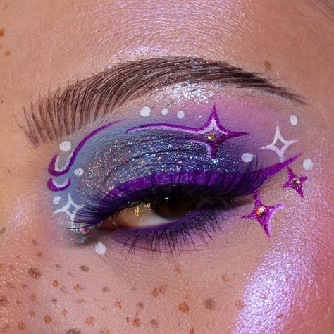 ✨ Twinkle Twinkle ✨ Ib @_aimee.k_ This look has lived in my inspo folder for ages & i did it last year but never shared it so I redid it right before I got sick. The sparkles made my day! 💜 Doing the line work was so much fun! I love doing graphic liner looks even if I don’t post them so that I can practice! Who’s ready for the weekend? I know that I am. I’m exhausted. I’m hoping to sleep in some tomorrow if I can get to bed before 1 am 😅 insomnia is getting bad again. It’s getting clo... Lavender Graphic Liner, Graphic Liner Looks, Graphic Liners, Liner Looks, Becoming A Makeup Artist, Artsy Makeup, Ideal Makeup, Pastel Makeup, Cute Eye Makeup