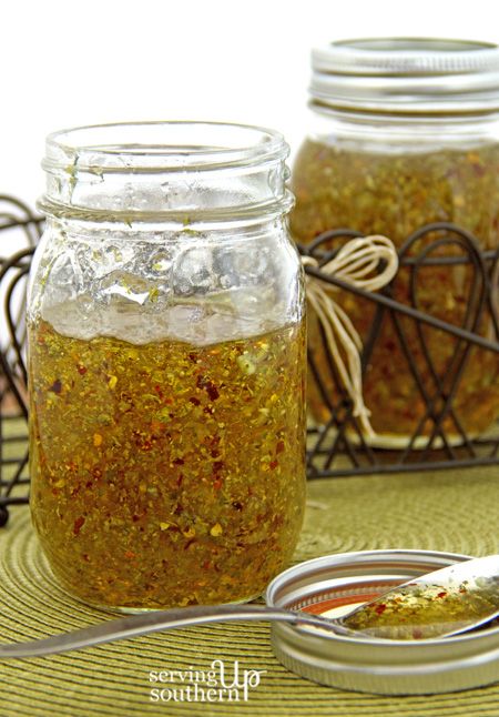 Delicious Garlic Pepper Jelly recipe is made with crushed red pepper flakes. This sweet and spicy jelly is superb paired with cream cheese and crackers. Cheeseburger Rice, Spicy Jelly, Restaurant Style Salsa Recipe, Pepper Vinegar, Cheese Brie, Preserved Food, Pepper Jelly Recipes, Jelly Jelly, Homemade Nachos