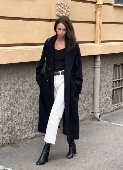 Stealth Wealth Style Women, Black Peacoat Womens Outfit, Black Raincoat Outfit, Peacoat Womens Outfit, Long Black Coat Outfit, Trench Styling, Style Winter Women, Spring Coat Outfit, Trench Coat Street Style