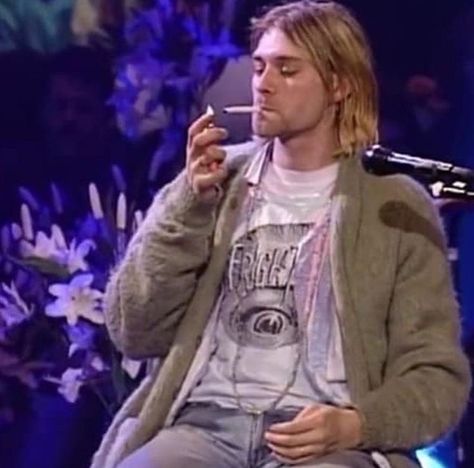 kurt cobain nirvana lq icon pfp grunge aesthetic Kurt Cobain Outfit, Cardigan Grunge, Kurt Cobain Style, Where Did You Sleep Last Night, Curco Vein, Kurt Cobain Photos, Kurt Nirvana, Mtv Unplugged, Kurt Cobain Nirvana