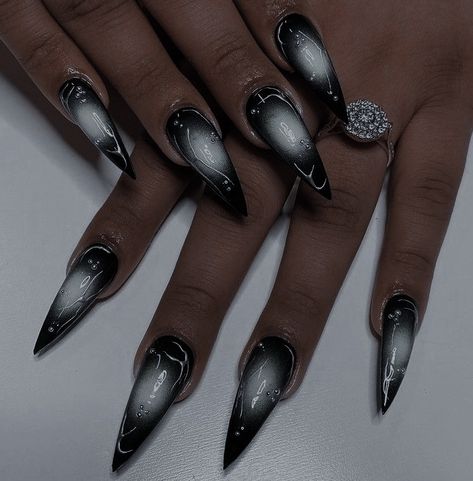 Sharp Coffin Nails, Gothic Nails Short, Gothic Nail Art, Sharp Claws, Simone Simons, Sharp Nails, Gothic Nails, Alternative Makeup, Prom Looks