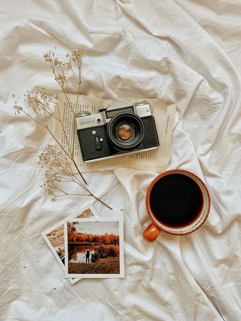 Vintage Flatlay, Autumn Flatlay, Book Flatlay, Book Photography Instagram, Flat Lay Photos, Bookstagram Inspiration, Object Photography, Artsy Photos, Indoor Photography