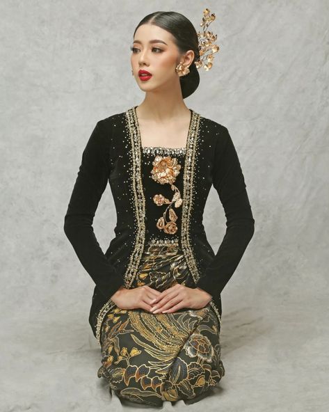 Indonesian Aesthetic, Prewed Jawa, Baju Kurung Moden Style, Indonesian Clothing, Indonesian Kebaya, Kebaya Lamaran, Indonesia Traditional, Dress Kebaya, Baju Kurung Moden