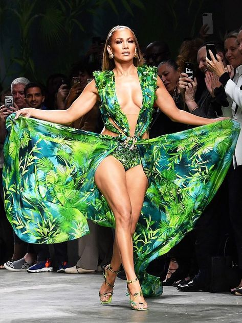 JLo wearing Green Versace Dress that looks like a swimsuit 👙. Jlo Dress, J Lo Fashion, Grammy Dresses, Versace Dress, Glamorous Style, Moda Fashion, Milan Fashion Week, Jennifer Lopez, Couture Fashion