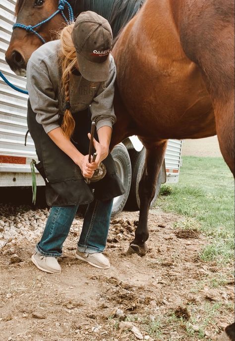 Female Horse Farrier, Horse Farrier Aesthetic, Working With Horses, Farrier Photography, Farrier Aesthetic, Horse Farrier, Ranching Life, Cowboy Vibes, Female Horse