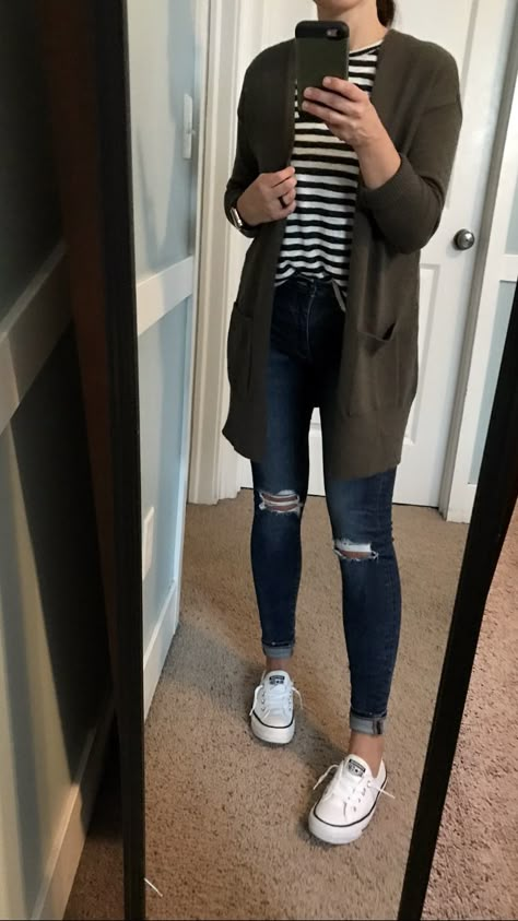 Cardigan And Converse Outfit, Outfits With Dark Green Converse, White Converse Fall Outfit, Olive Converse Outfit, Light Green Converse Outfit Ideas, Business Casual With Converse, Outfit Ideas With Green Converse, Outfit With Green Cardigan, Cardigan And Sneakers Outfit