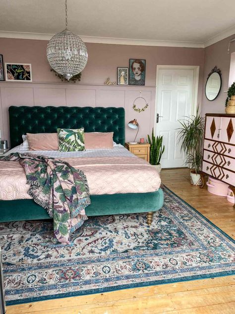 Green And Pink Bedroom, Pink Green Bedrooms, Green Headboard, Jade Design, Pink Bedroom Decor, Eclectic Interior Design, Pink Bedrooms, Green Bedding, Pink Home Decor