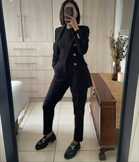 Office Heels Classy, All Black Work Outfits Women, Black Blazer Outfits For Women Work, All Black Office Outfit, Women Loafers Outfit, Hotel Outfits, All Black Outfit For Work, Black Work Outfit, Black Workwear