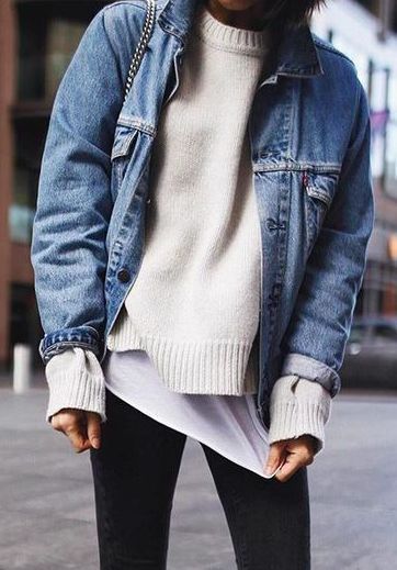 Inspired autumn winter fashion, warm knitted jumpers and denim layers via: Layer your jean jacket over a sweater and tee for casual fall look Cold Weather Outfits For School, Boyfriend Jean, Outfit Jeans, Yoga Photography, Looks Street Style, Outfit Trends, Denim Trends, Cold Weather Outfits, Outfit Women