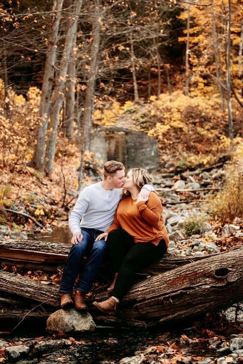 Fall Couple Poses, Plus Size Photo Poses, Fall Couple Pictures, Fall Couple Photos, Shooting Couple, Fall Couple, Fall Pics, Fall Engagement Pictures, Photoshoot Couple