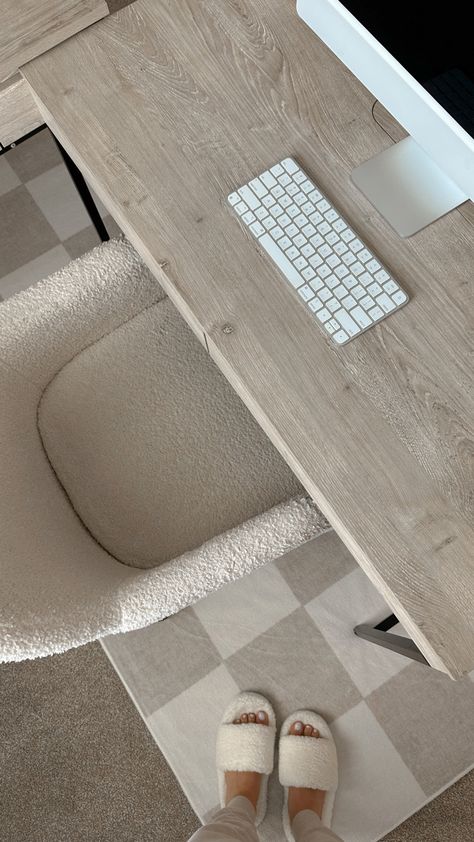 White And Cream Aesthetic, Imac Aesthetic, Imac Setup, Girly Home Office, Home Office Inspo, Clean Desk, Minimalist Desk, Disney Rooms, Office Guest Room