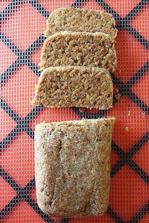 Raw Vegan Banana Bread | Gluten-free | Amanda Nicole Smith Raw Vegan Pancakes, Salads With Protein, Raw Banana Bread, Raw Crackers, Raw Bread, Raw Vegan Breakfast, Raw Vegan Snacks, Raw Eating, Deserturi Raw Vegan