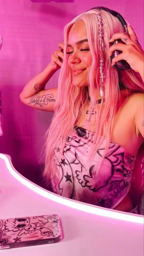 Karol G Bichota Season Wallpaper, Karol G Concert Outfits, Whatsapp Iphone, Pink Costume, Aesthetic Women, Mexican Style, Celebrity Photos, Concert Outfit, Pink Hair