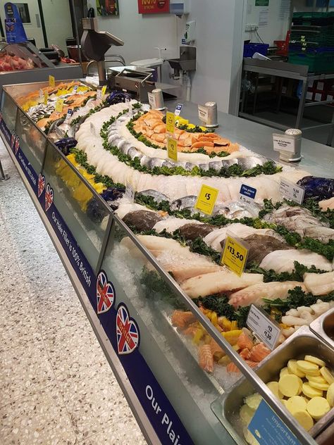 Seafood Display, Fish Display, Fish Bar, Supermarket Display, Bar Displays, Butcher Shop, Fish Market, Store Ideas, Aesthetic Vibes