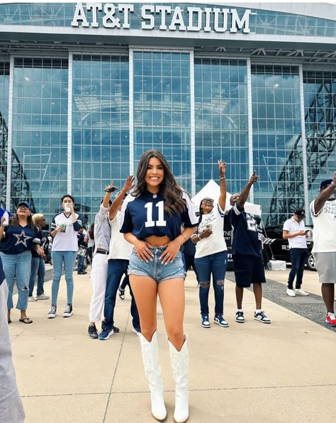 Cowboys Tailgate Outfit, Nfl Game Outfit Black Woman, 49ers Football Game Outfit, Dodgers Jersey Outfit, Summer Football Game Outfit, Cowboy Football Game Outfit, Cowboys Football Game Outfit, Cute Outfits For Nfl Football Games, Cowboys Game Outfit