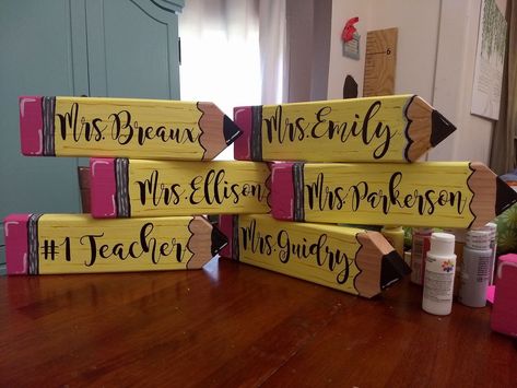 Painting Teacher, Scrap Wood Crafts, Teacher Craft, Personalized Desk, Wooden Pencil, Teacher Personalized, School Pencils, Personalized Pencils, Cute Decor