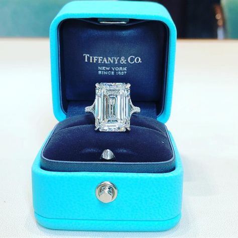 We are getting ready for our bridal event and some of our special guests are making their grand entrance like this 12CT emerald cut ring 😱✨✨✨✨✨ Tiffany And Co Engagement Rings, Tiffany Co Engagement Rings, Shared Prong Wedding Band, Tiffany Engagement, Tiffany Engagement Ring, Ring Cuts, Ring Inspiration, Tiffany Diamond, Natural Emerald Rings