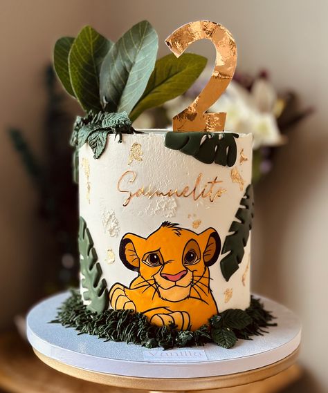 King Lion 🦁🌿🍃🍀 #buttercream #kinglioncake #cakedesign #cakeart #reyleon Lion King 2nd Birthday Party Ideas, Lion King Smash Cake, Simba Birthday Party Ideas, Lion King Birthday Cake, Lion Guard Cake, Lion Birthday Cake, Lion King Birthday Party, Lion King Cake, Lion King Party