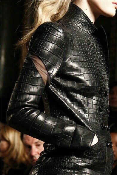 Crocodile Jacket, Looks Jeans, Carrie Bradshaw, Black Leather Jacket, Emilio Pucci, Trench Coats, Fashion Details, Leather And Lace, Hard Rock