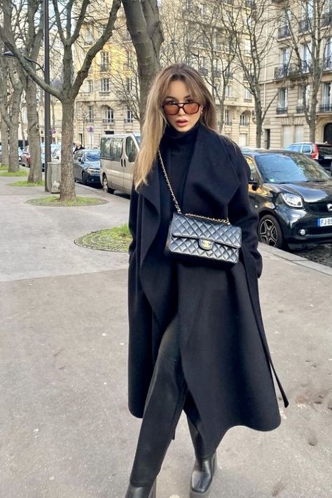 Womens Winter Coats Uk, Manhattan Outfit Winter, Paris Chic Style Outfits Winter, Chic Autumn Outfits Classy, Casual Parisian Outfits Winter, Warm Classy Outfits, Madrid Street Style Winter, Parisian Style Winter Chic Outfit, Classy Parisian Style Winter