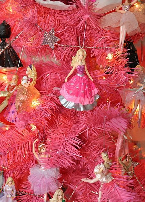 A Holiday Barbie Themed Christmas Tree_43 Barbie Christmas Decorations, Girlie Christmas, Barbie Tree, Barbie Christmas Tree, Barbie Christmas Ornaments, Dreaming Of A Pink Christmas, Barbie Christmas, Vibeke Design, Girly Christmas