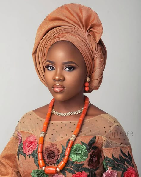 Gele Styles Nigerian Bride, Head Rap, Beautiful Headpieces, Nigerian Gele, Gele Styles, African Head Dress, Yoruba Bride, African Hair Wrap, Carnival Girl