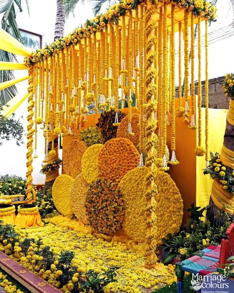 Haldi Decoration Ideas, Haldi Ceremony Decorations, Small Wedding Decor, Mehendi Decor Ideas, Simple Stage Decorations, Haldi Function, Wedding Decor Photos, Wedding Entrance Decor, Desi Wedding Decor