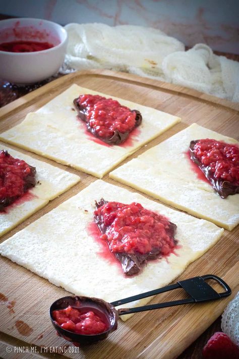 Make coffee-shop-worthy raspberry Nutella turnovers in only 30 minutes using frozen puff pastry as a tasty shortcut! They're perfect easy treat to have with your morning beverage. Nutella Turnovers, Frozen Puff Pastry Recipes, Turnovers With Puff Pastry, Nutella Raspberry, Nutella Puff Pastry, Puff Pastry Desserts, Easy Treat, Frozen Puff Pastry, Puff Pastry Recipes