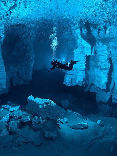 Scuba Diving Photography, Diver Down, Underwater Caves, Underwater Images, Deep Sea Diver, Fauna Marina, Deep Sea Diving, Scuba Diving Equipment, Diving Board