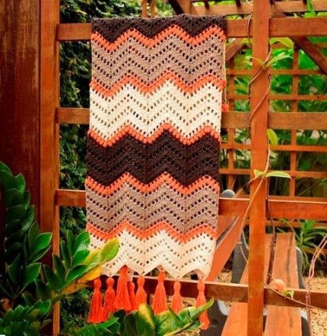 PATRÓN GRATIS Hermosa Manta en Punto Zig-zag a Crochet Zig Zag Crochet, Manta Crochet, Zig Zag, Crochet Scarf, Knitted Scarf, Throw Blanket, Crochet