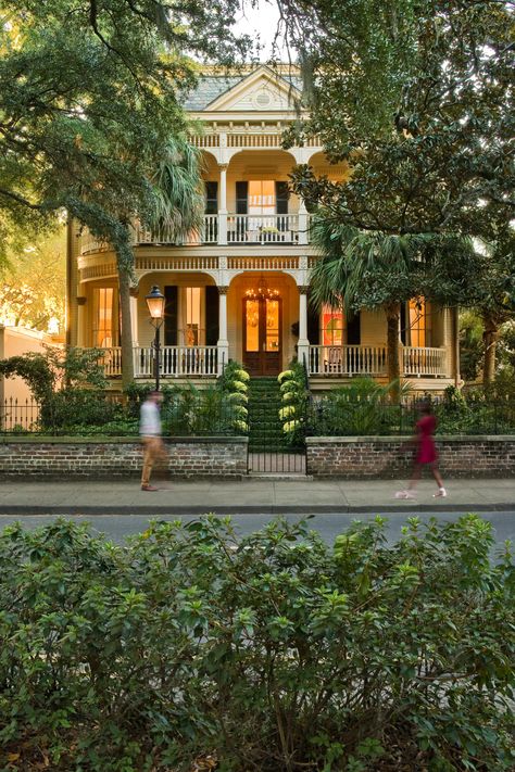 Why Savannah, Georgia Could Be the Country’s New Clean Beauty Capital | Vogue Living Room Makeover Ideas, Famous Structures, Room Makeover Ideas, Soft Living, Southern Architecture, Anne Rice, Georgia Homes, Georgia Travel, Willow Creek