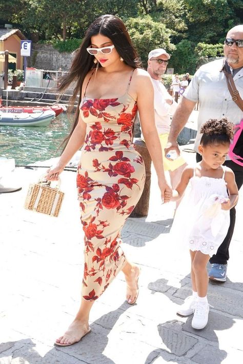 Kylie Jenner Floral Dress, Kylie Jenner Outfits Summer, Kylie Jenner Italy, Latina Summer, Kylie Jenner Life, Kylie Jenner And Travis Scott, Kylie Jenner Dress, Aire Webster, Dolce Vita Style