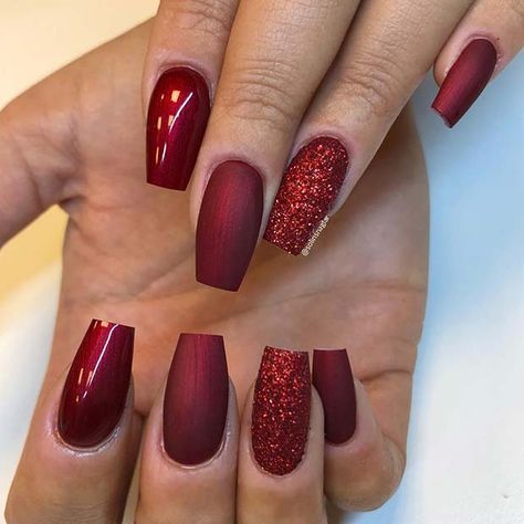 Matt Nails With Glitter, Red Glitter Matte Nails, Red Matte Nails With Glitter, Matt Glitter Nails, Cranberry Red Christmas Nails, Matt Red Christmas Nails, Simple Red Holiday Nails, Christmas Nails 2023 Red And Gold, Red Matte Nails Design Christmas