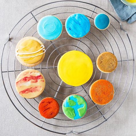 It’s #WorldEarthDay! Celebrate by making a whole solar system in your kitchen with these buttery planet cookies 🌎 Find this recipe through… Planet Cookies, Astronaut Cookies, Solar System Projects For Kids, Planet Cake, Baking Recipes For Kids, Solar System Projects, Cookie Decoration, Kids Baking, Kids Cooking Recipes