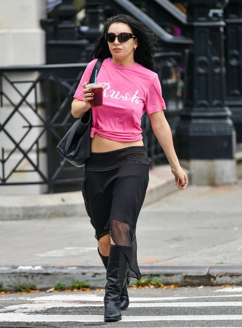 Charli XCX in NYC, September 25, 2024 💞🖤💞 Charli Xcx Style, Nyc September, Charli Xcx, Celebrity Street Style, Models Off Duty, Party Girls, Get Dressed, Fall Outfits, Fashion Inspo