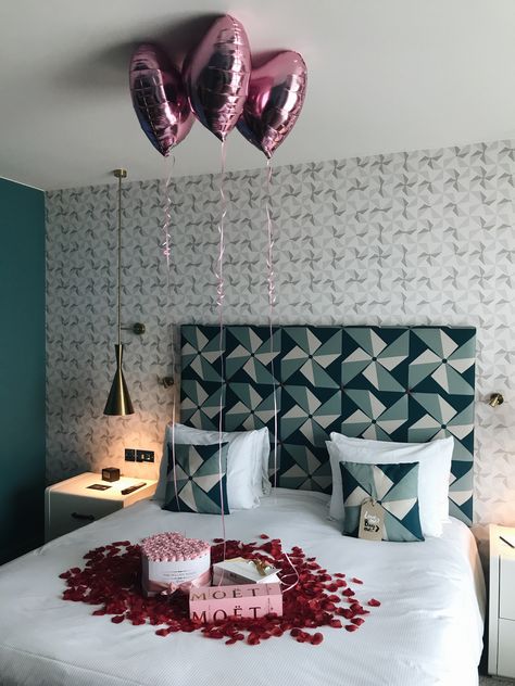 Roses In Hotel Room, Birthday Room Setup For Boyfriend, Rose Petals Room Decoration, Hotel Room Romantic Rose Petals, Hotel Room Decor For Boyfriend Birthday, Rose Petals Hotel Room, Simple Hotel Room Birthday Decor, Valentines Day Set Up Bedroom, Hotel Room Balloons