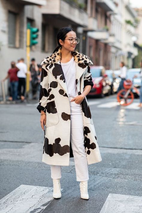 Yes! Cow Print Style now is such a cute trend. Street style at New York Fashion Week Spring-Summer 2019 Street style look with animal print for a winter 100% wild   #streetstyle #streetwear #prints #animalprint  #fall #fallfashion    #streetfashion - --- Pinterest @sora2015 Streetwear Prints, Cow Prints, Cow Outfits, Streetwear Winter, Animal Print Outfits, Urban Chic Fashion, 2020 Fashion Trends, Streetstyle Fashion, Print Coat