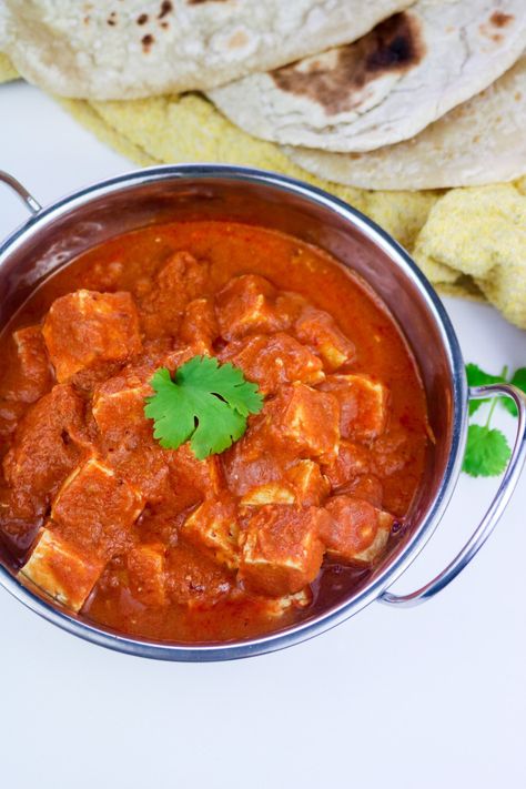 tofu cubes in makhani sauce served into an Indian-style dish decorated fresh coriander leaves and naan bread Vegan Naan, Pulses Recipes, Paneer Makhani, Indian Cheese, Vegan Main Dishes, Tikka Masala, Samosa, Tofu Recipes, Indian Dishes